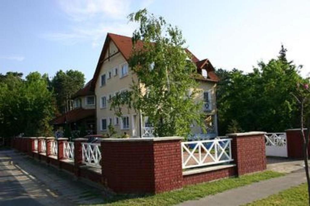 Hotel Francoise Балатонлелле Экстерьер фото