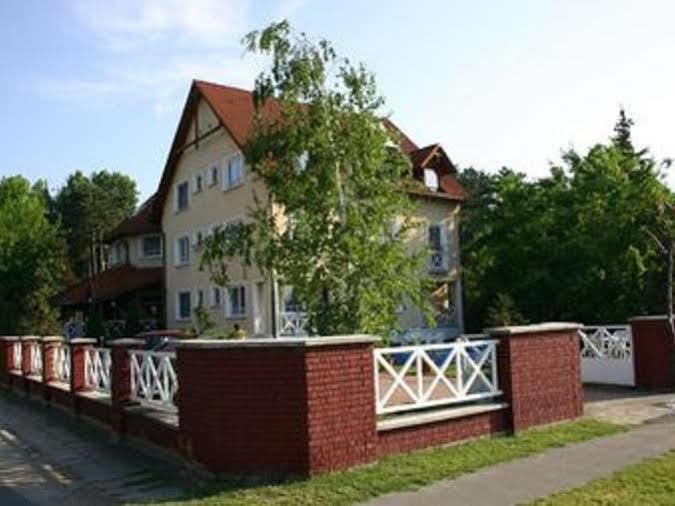 Hotel Francoise Балатонлелле Экстерьер фото