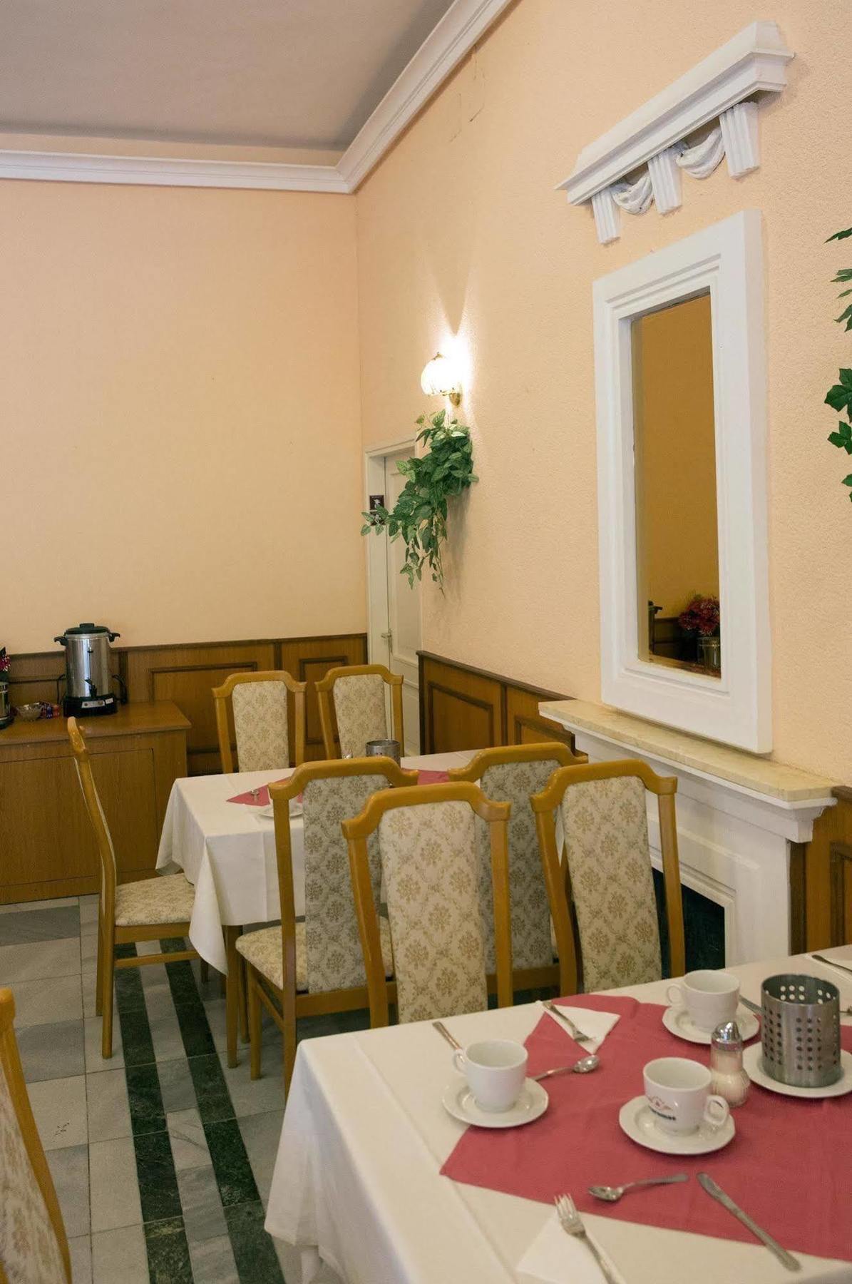 Hotel Francoise Балатонлелле Экстерьер фото